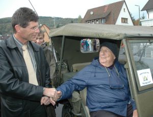 Major Abraham Baum welcomed by Mayor Thomas Schiebel of Gemuenden.